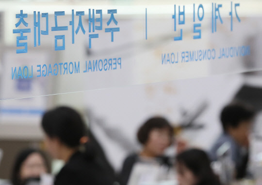 은행 변동형 주택담보대출 금리 상승      (서울=연합뉴스) 이지은 기자 = 9·13 부동산시장 안정대책 발표 이후 세부사항 혼선으로 막혔던 대출이 18일 부터 일부 개시됐다.은행권에 따르면 주요 시중은행은 이날부터 1억원 이하 생활안정자금 대출과 무주택 세대 9억원 이하 주택 구매자금 대출을 취급하기로 했다.      한편 잔액기준 코픽스(COFIX·자금조달비용지수)가 12개월 연속 상승하면서 이와 연동한 시중은행의 변동금리형 주택담보대출 금리도 인상됐다. 사진은 이날 서울시내 한 은행의 창구. 2018.9.18      jieunlee@yna.co.kr  (끝)